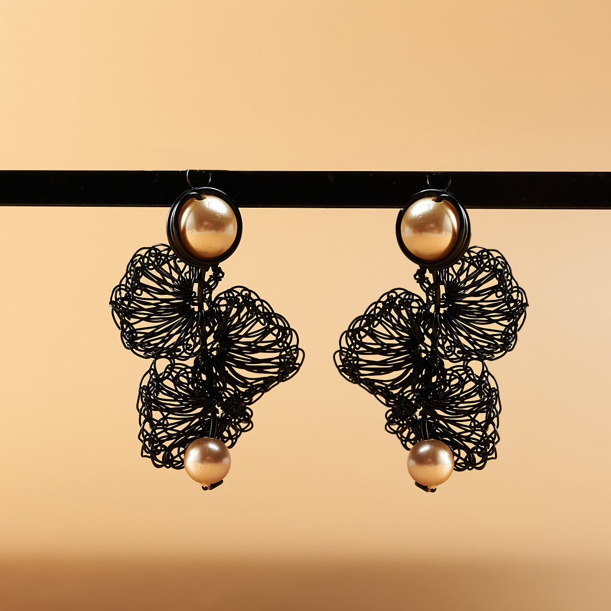 Wave circle earring pearl black