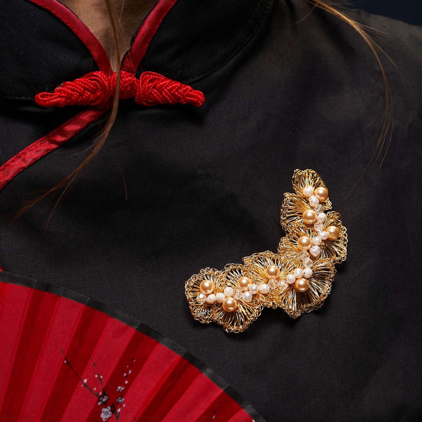 Crescent wave brooch pearl gold