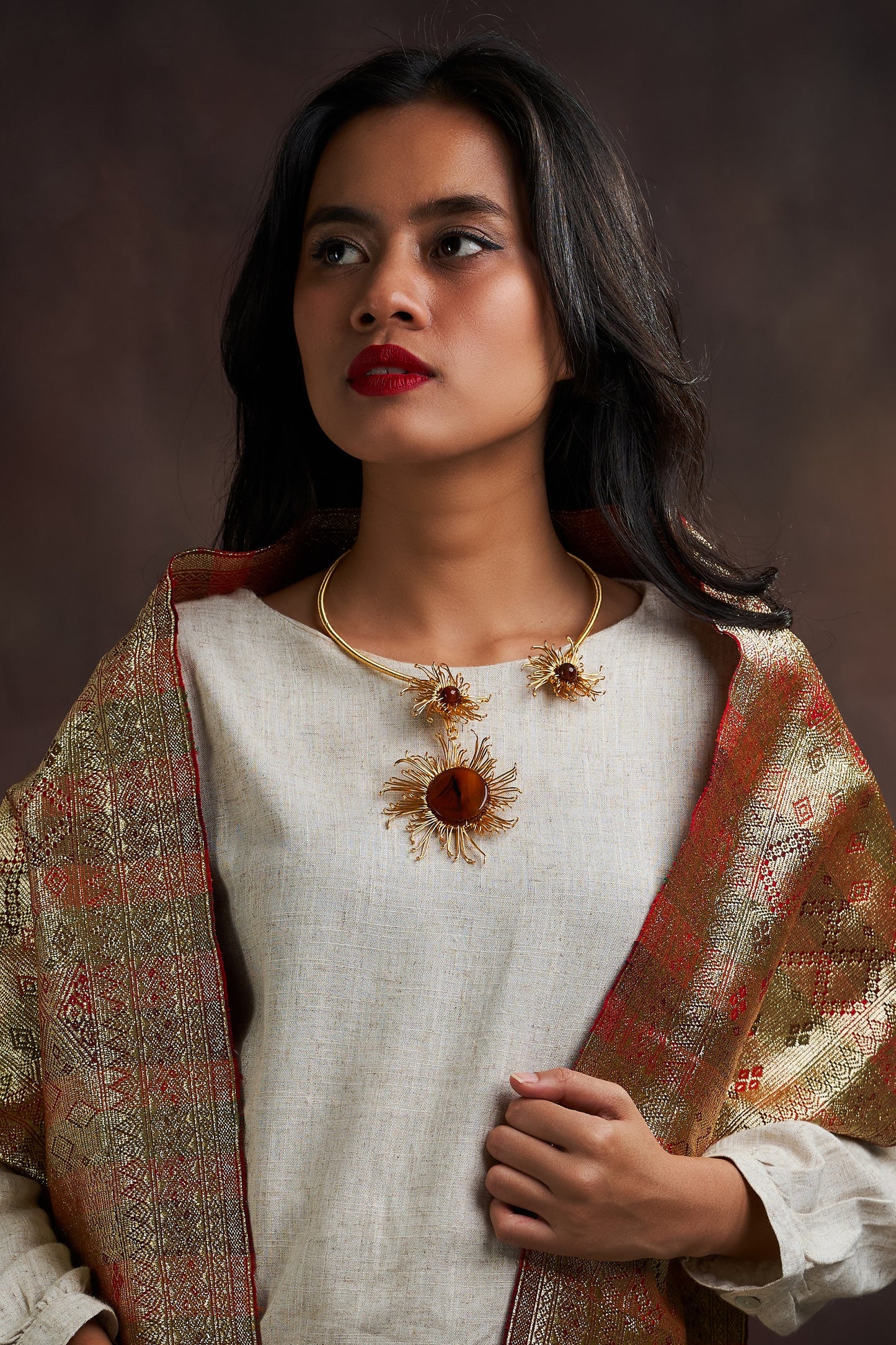 Mata Uroe Choker Brown Gold