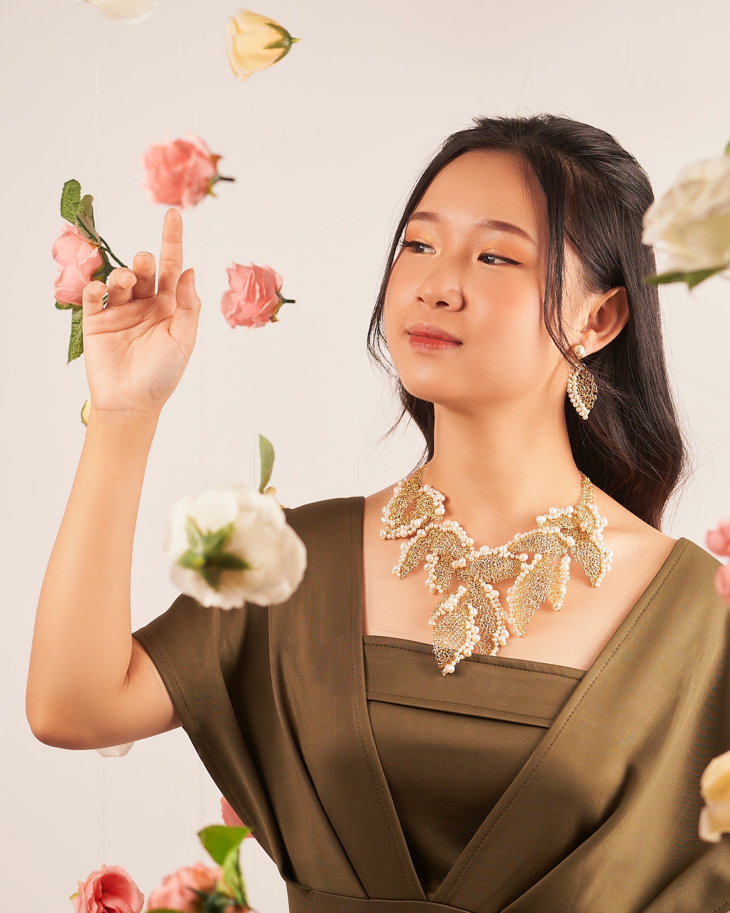 Verdelia Pearl Gold Necklace