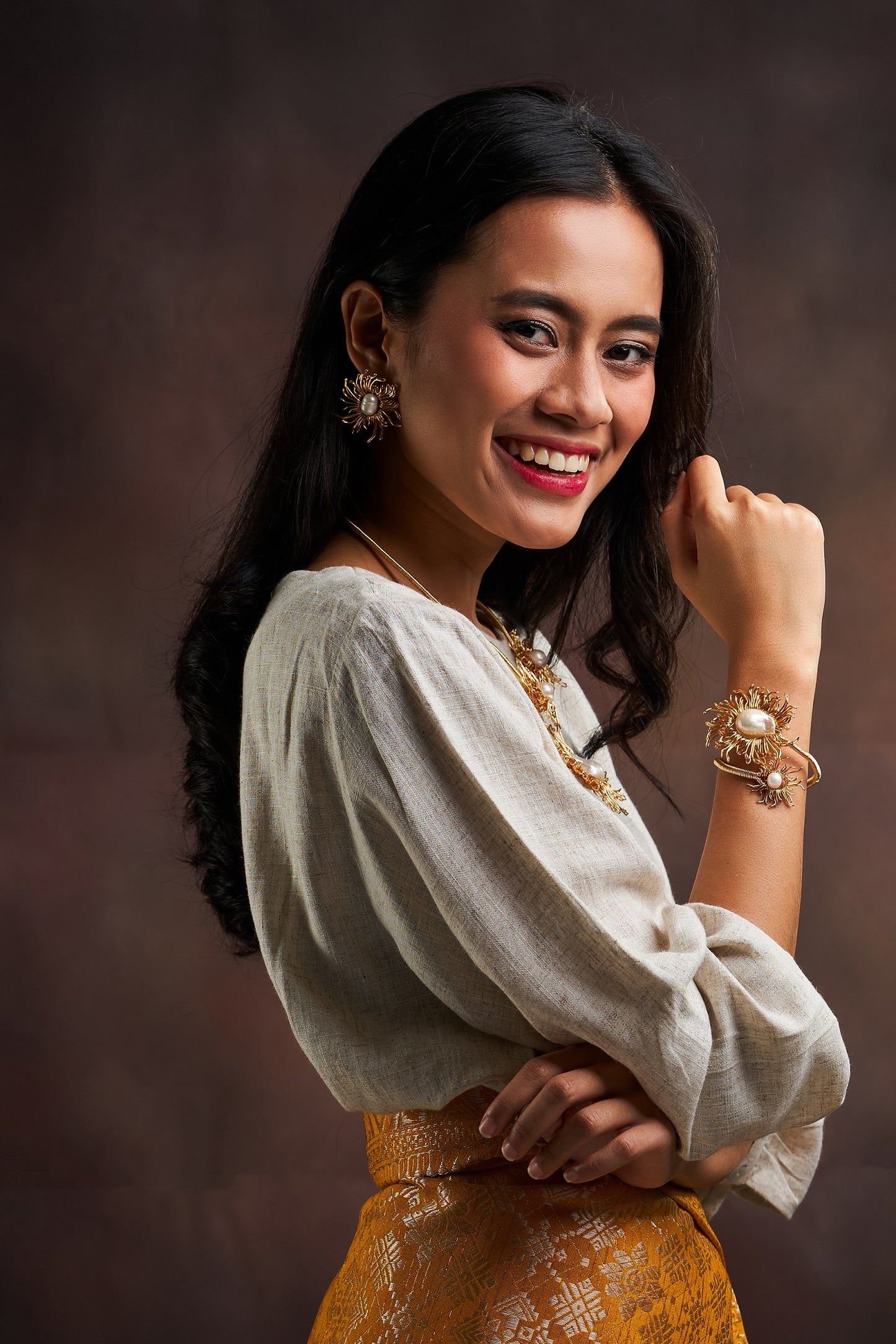 Mata Uroe Pearl Gold Studded earrings