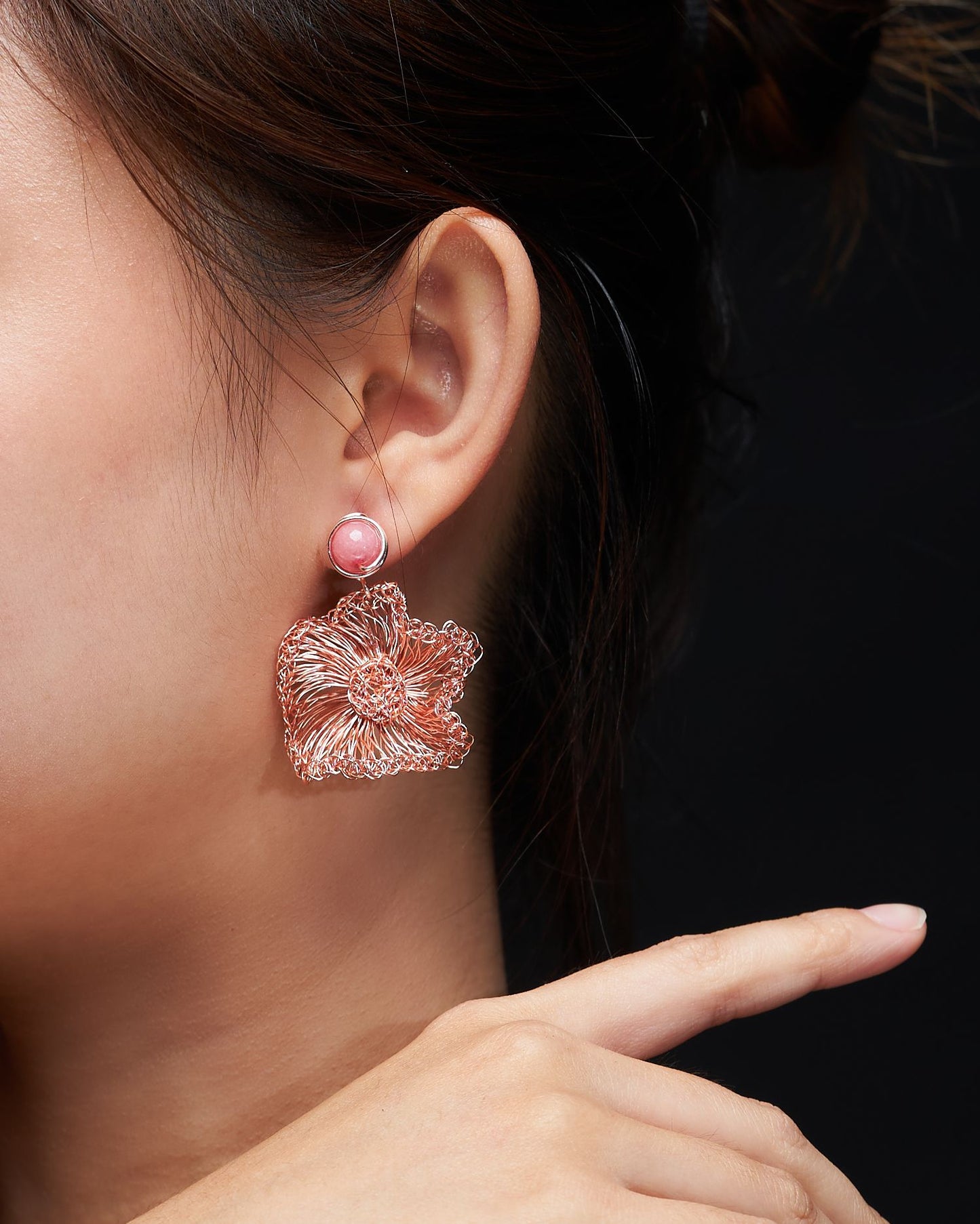 Wave studded earring pearl pink