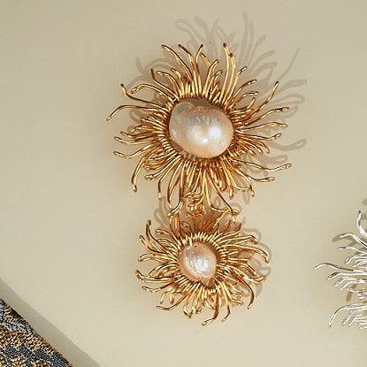 Mata Uroe Pearl Gold brooch