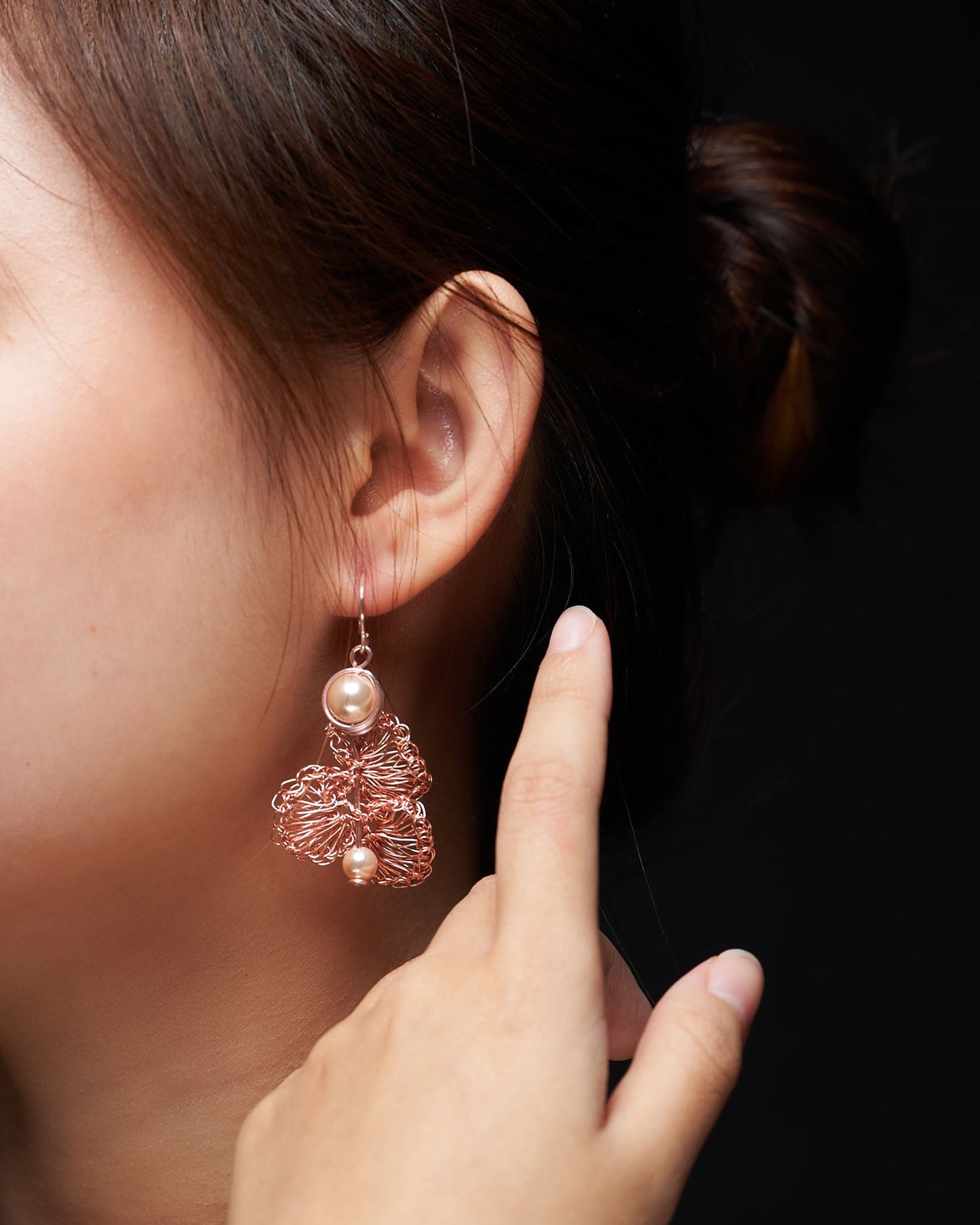 Wave circle earring pearl pink