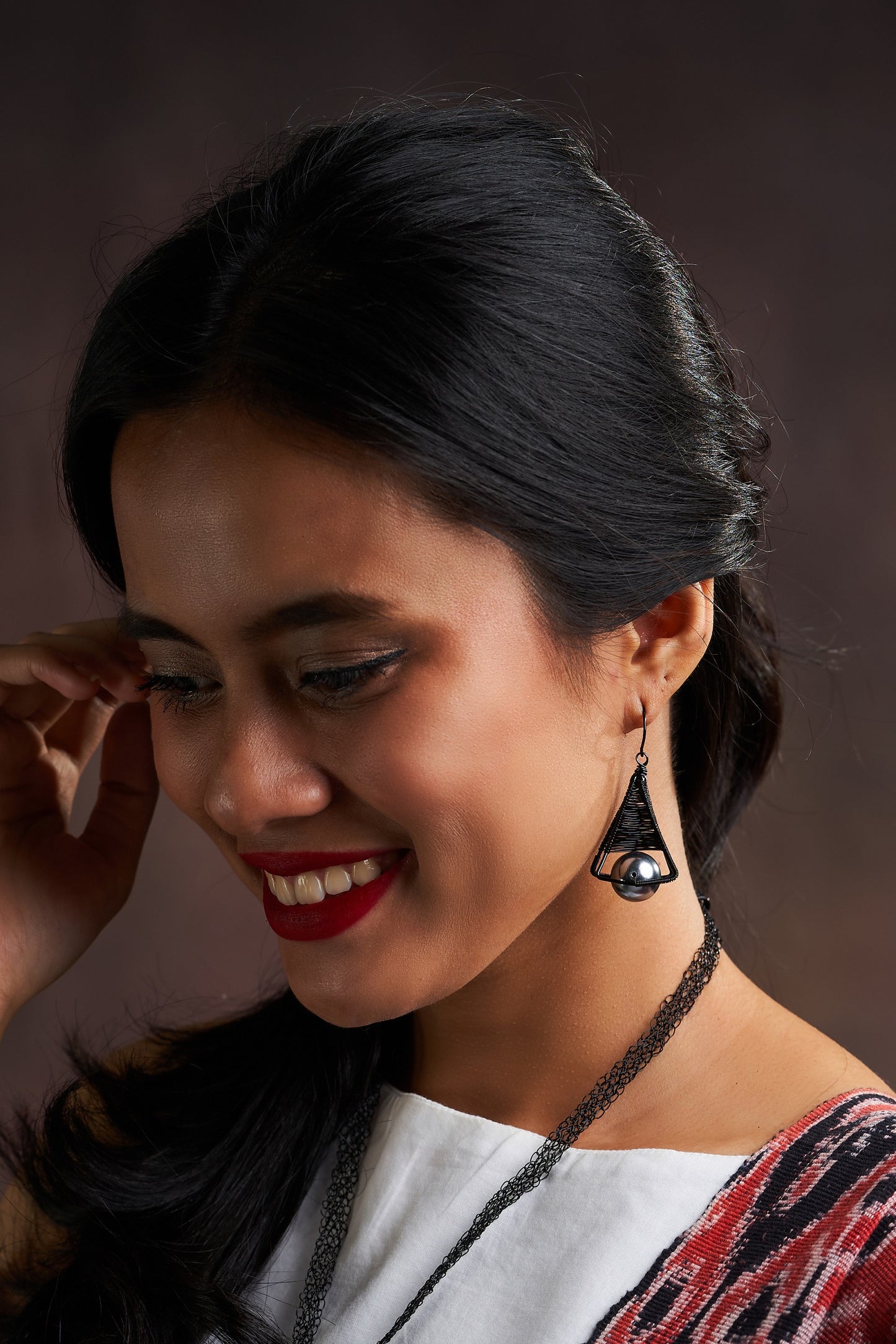 Marangga Pearl Shell black dangling earrings