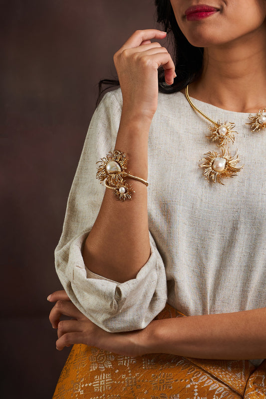 Mata Uroe Pearl Gold Bangle