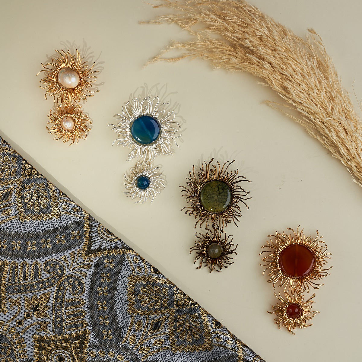 Mata Uroe brown gold brooch