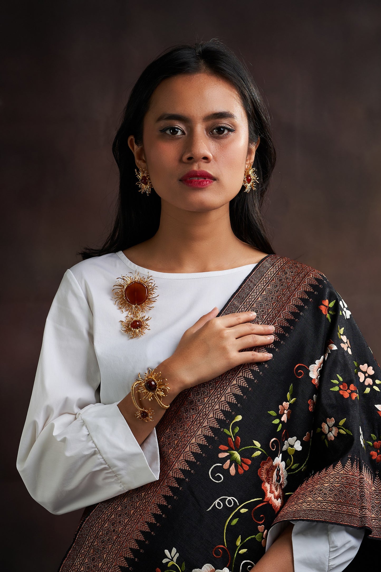 Mata Uroe brown gold brooch