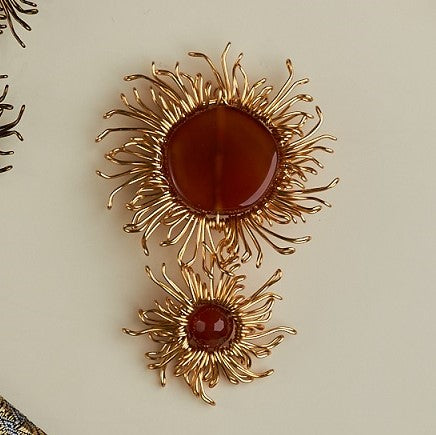 Mata Uroe brown gold brooch